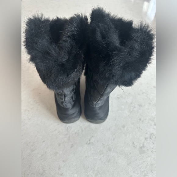 Women’s Coach signature fur boots - Picture 3 of 5